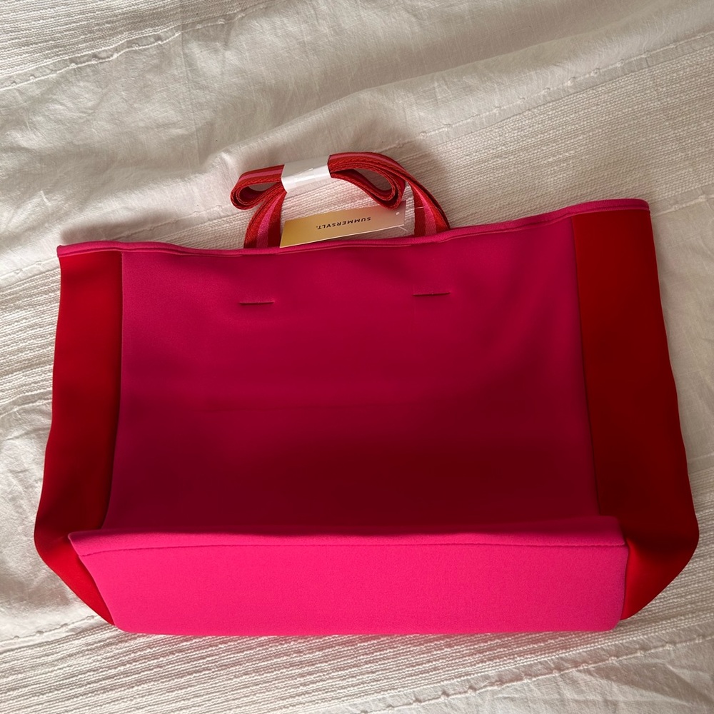SUMMERSALT Neoprene Beach Tote in Pink/Red